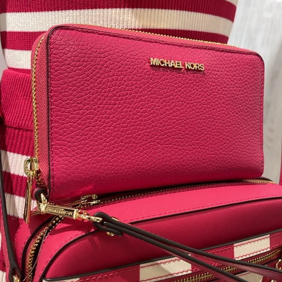 MICHAEL KORS LARGE FLAT MULTIFUNCTION PHONE CASE WALLET WRISTLET 
ELECTRIC PINK - Picture 4 of 16